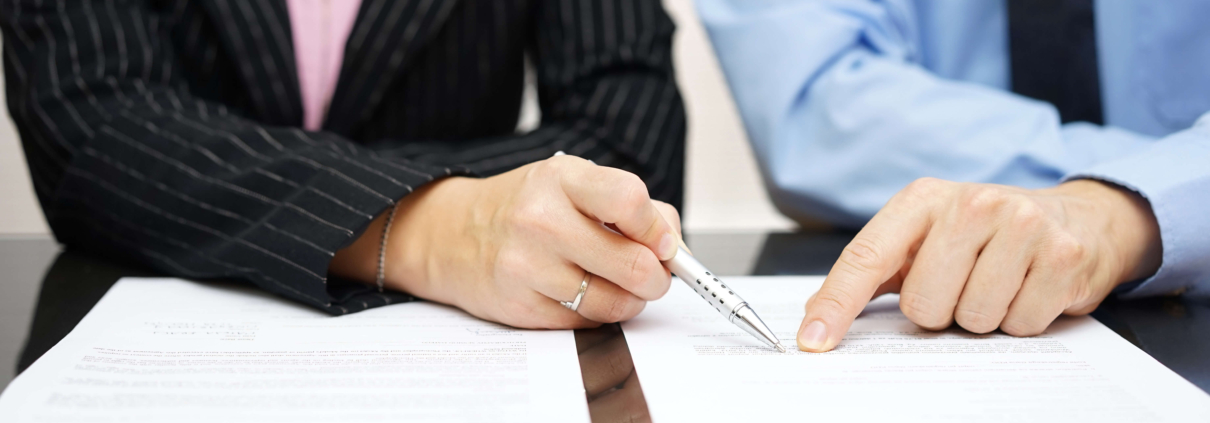 Professionnels analysant un dossier de certification QUALIOPI