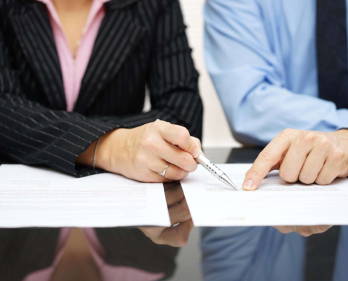Professionnels analysant un dossier de certification QUALIOPI